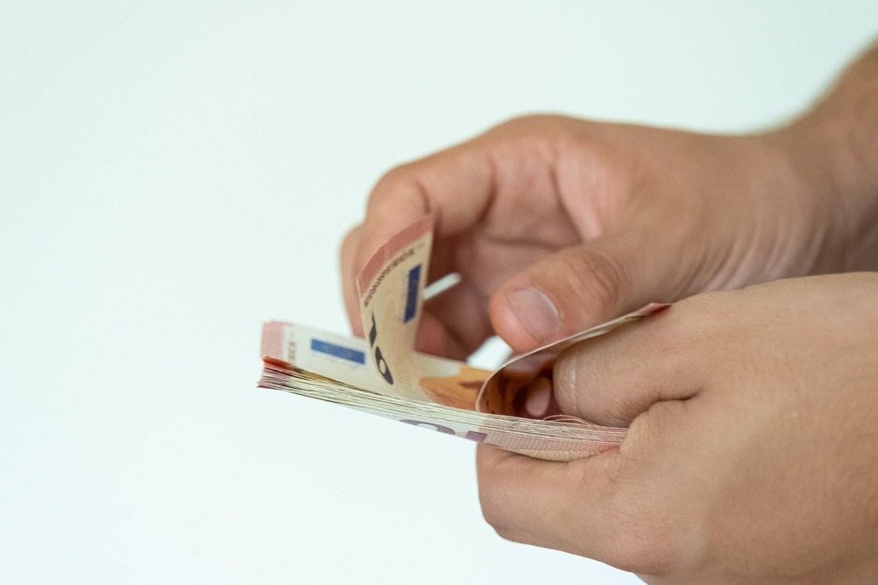 inflação-na-zona-euro-acelera-inesperadamente-para-2,2%-em-novembro