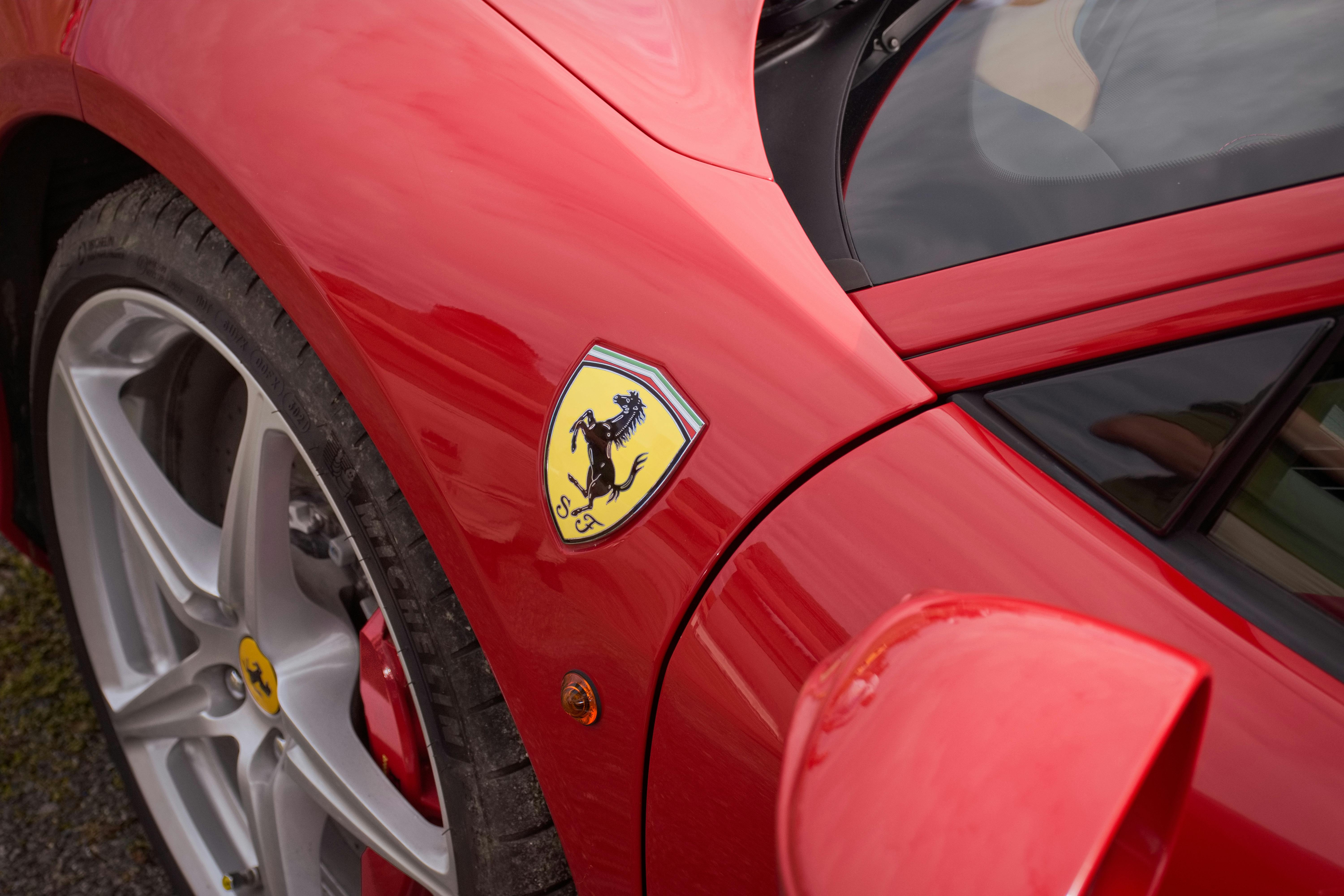 um-em-cada-4-carros-vendidos-é-eléctrico,-ferrari-revela-o-seu-hoje